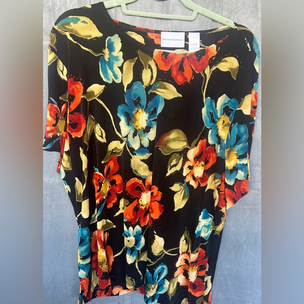 Alfred Dunner L blouse. 96% Acetate 4% spandex